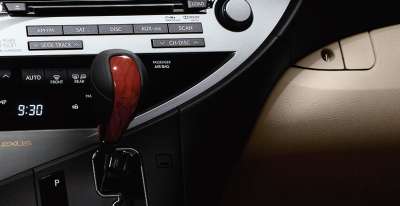 Lexus RX450h - рычаг КПП, управление климат-контролем и аудио-системой